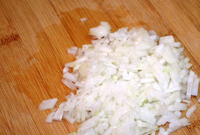 1. Этап. Самса из лаваша: Измельчите лук.