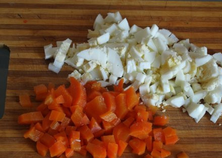 1. Этап. Салат Лебединая верность: А теперь готовим салат. Два яйца и все, что осталось после приготовления лебедей, нарезаем небольшими кубиками. Также нарезам кубиками одну морковку.