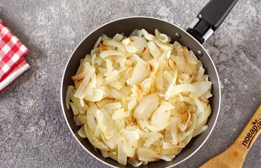 1. Этап. Икра из баклажанов на зиму Пальчики оближешь: Все овощи измельчаем произвольно, так как мы их в итоге превратим в однородное пюре. Нарежьте лук и обжарьте на половине нормы масла до мягкости.