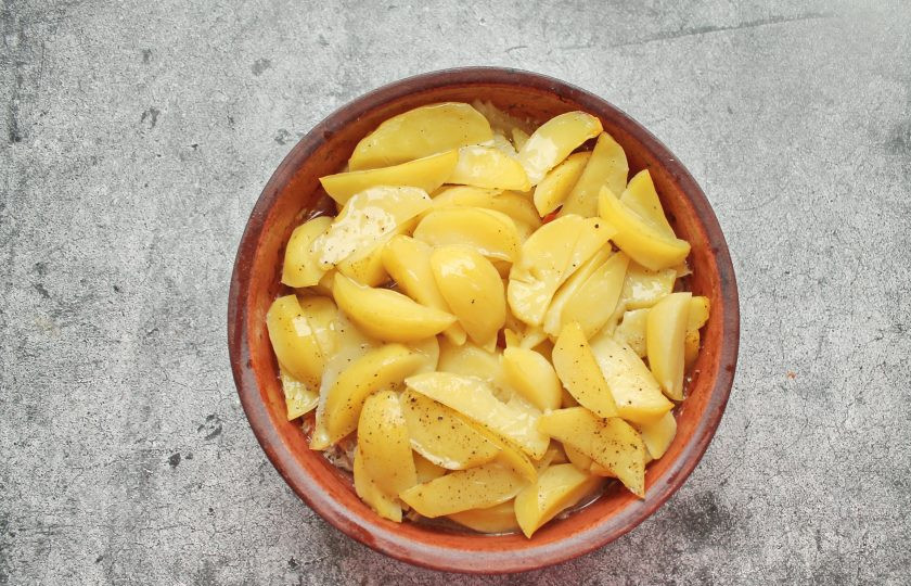 1. Этап. Оленина с картошкой в духовке: Уберите фольгу и запекайте еще 20-30 минут. После этого достаньте оленину с картошкой и подавайте к столу.