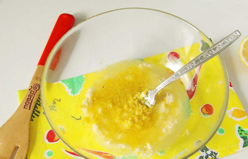 1. Этап. Лимонный пирог от Юлии Высоцкой: Добавьте цедру двух лимонов и свежевыжатый сок 1-2 лимонов, в зависимости от ваших вкусовых предпочтений.