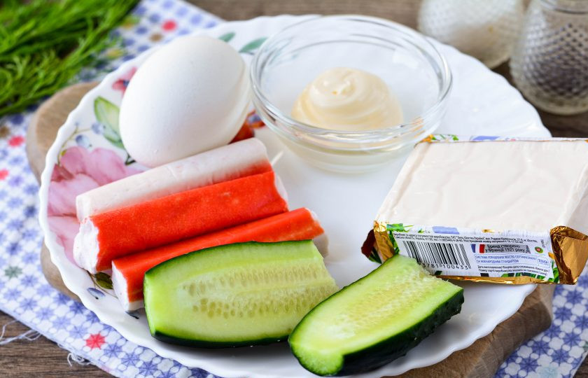 1. Этап. Салат Океан с крабовыми палочками: Подготовьте ингредиенты.