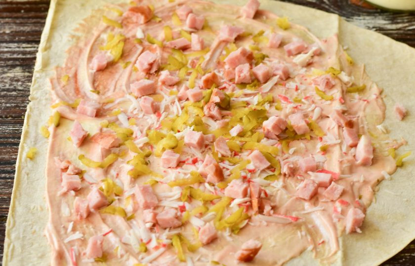 1. Этап. Шаурма с ветчиной: Выложите нарезанную кубиками ветчину и тертый твердый сыр.