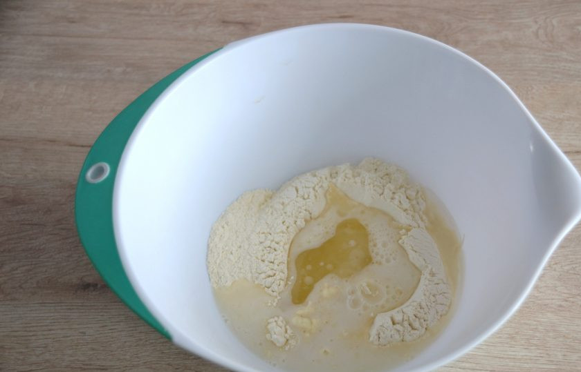 1. Этап. Чебуреки по-французски: Влейте в муку 120 мл. кипятка и 2 ст. ложки растительного масла.