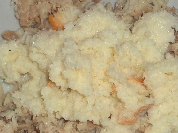 1. Этап. Вкусные котлеты из щуки: Нарежьте батон, замочите его в молоке. Хлеб нужно оставить размокать на 10-15 минут. После этого его нужно размять вилкой в однородное пюре.