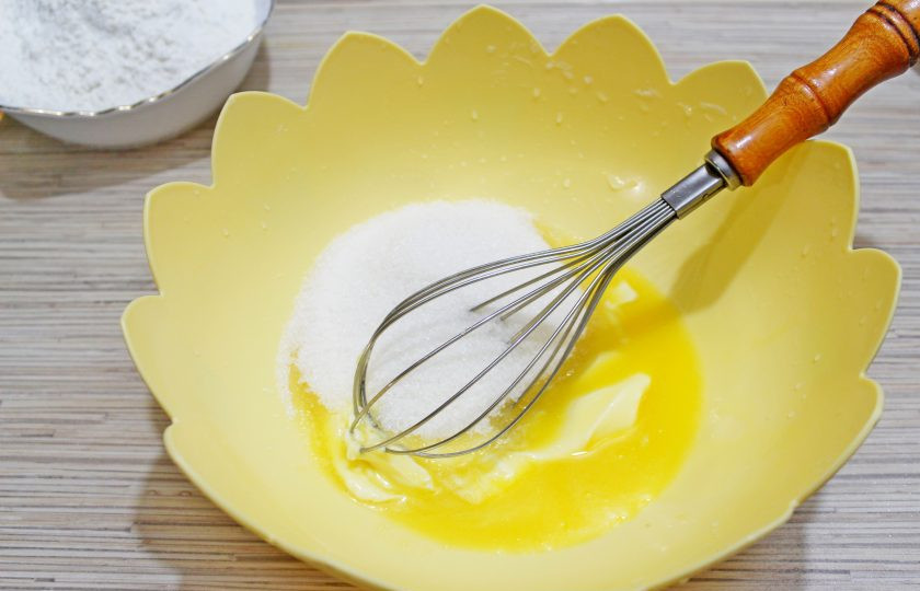 1. Этап. Печенье кофейные зерна: Очень мягкое сливочное масло смешайте венчиком с сахаром.