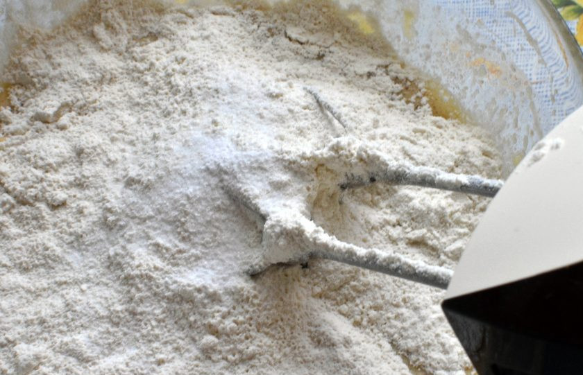 1. Этап. Вафли ореховые на патоке: Всыпьте просеянную муку, смешанную крахмалом и разрыхлителем. Добавьте соль. Перемешайте миксером на низкой скорости.