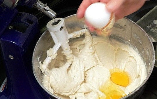 1. Этап. Лимонный пирог на сметане: 5. Вбейте яйца в мисочку.
