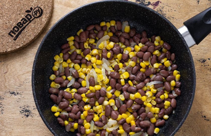1. Этап. Бурито с кукурузой: Добавьте промытую фасоль и кукурузу. Посолите и поперчите по вкусу. Обжаривайте пару минут все вместе.