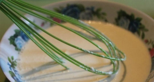 1. Этап. Куриная грудка с шампиньонами в сливках: 11. Взбиваю содержимое венчиком. На этом этапе не добавляю соль или специи, лучше добавить их в самом конце.