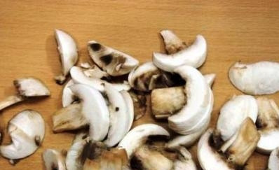 1. Этап. Карп с шампиньонами: Шампиньоны очищаем от грязи и слегка промываем водой. Затем нарезаем пластинками.