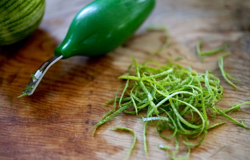 1. Этап. Салат с кольраби и зеленью: Цедру лайма получаем с помощью специального ножа для чистки цитрусов. Можете воспользоваться крупной тёркой.
