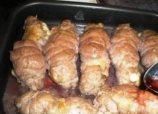 1. Этап. Мясо, фаршированное грибами и сыром: Запеките рулеты в духовке 25 минут при 180 градусах. Затем выньте, полейте вином и верните в духовку еще на 10 минут. На стол подавайте в горячем виде.