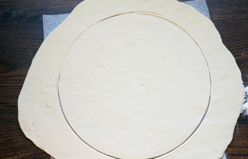 1. Этап. Пицца Маринара: Тесто подержите при комнатной температуре минимум полчаса. Затем раскатайте его и вырежьте круг (под форму, если вы выпекать будете в форме).