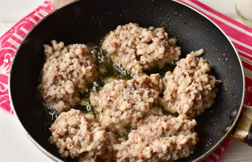 1. Этап. Гречневые котлеты на кефире: На сковороду с разогретым маслом выложите котлеты.