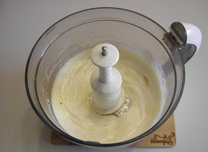 1. Этап. Творожная запеканка с цукатами: Сделайте творог с остальными ингредиентами однородной пластичной массой.