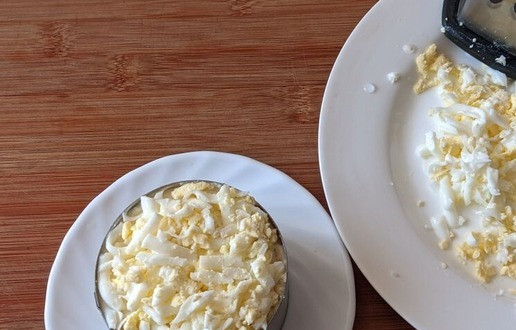 1. Этап. Салат Воевода с тунцом и редькой: Яйцо трём на тёрке, кладём следующим слоем. Оставляем салат пропитаться до подачи в холодном месте.