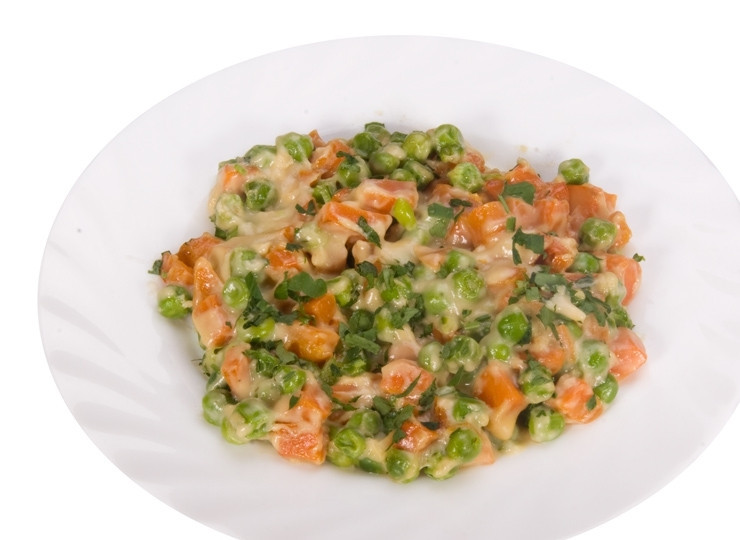 1. Этап. Морковь с зелёным горошком: 7. Морковь с зеленым горошком в молочном соусе можно подавать к столу! Для красоты можете добавить мелко нарезанной зелени. Приятного аппетита!