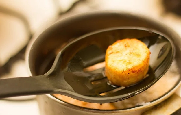 1. Этап. Бананы по-китайски: 7. Аккуратно достаньте шумовкой и выложите на тарелку.