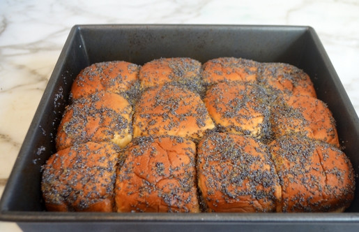 1. Этап. Булочки с сыром и ветчиной: Запекайте изделия 25 минут в духовом шкафу при 180 градусах.