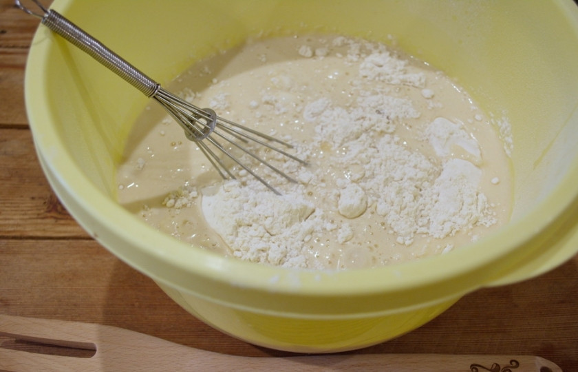 1. Этап. Дрожжевое тесто на майонезе: Влейте полученную жидкость в миску с мукой.