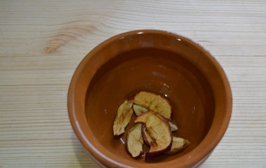 1. Этап. Быстрая овсяная каша: 2. В небольшую мисочку выложите сухофрукты. В данном случае это сушеные яблоки.