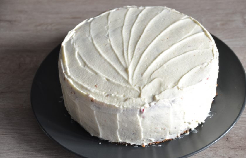 1. Этап. Морковный торт с вишней: Нанесите остатки крема на торт.