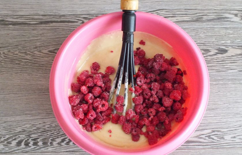 1. Этап. Кекс на кефире с малиной: Добавьте малину. Тесто аккуратно перемешайте.