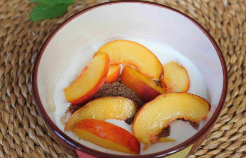 1. Этап. Полезный коктейль из йогурта с персиком и семенами льна: Затем добавляем нарезанный дольками персик, пару долек можно отложить для подачи.