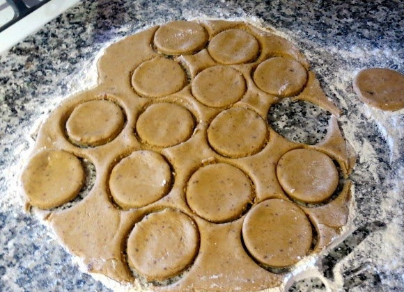 1. Этап. Веганское овсяное печенье: С помощью стакана вырежьте кружочки.