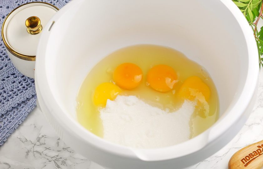 1. Этап. Торт Змея на Новый год: Для приготовления бисквита куриные яйца вбейте в чашу кухонного комбайна или миксера, всыпьте сахар и соль. Взбейте в течение 3-4 минут в пышную светлую пену. Дольше не взбивайте, так как яичная масса может расслоиться!