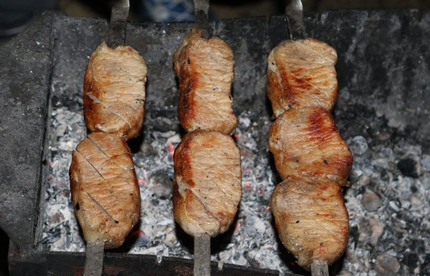 1. Этап. Шашлык из карбоната свинины: Сделайте насечки на мясе, полейте водой и жарьте до готовности.