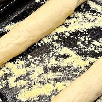 1. Этап. Французский багет: 10. Противень смажьте растительным маслом, сверху присыпьте мукой и выложите багеты.