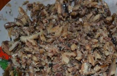 1. Этап. Шпротный салат: Ставим яйца отвариваться вкрутую, а картофель — в мундирах до готовности. Максимально сливаем масло из консервной банки, а шпроты перекладываем в тарелку и разминаем вилкой. Парочку-тройку рыбок можно оставить для украшения салата.