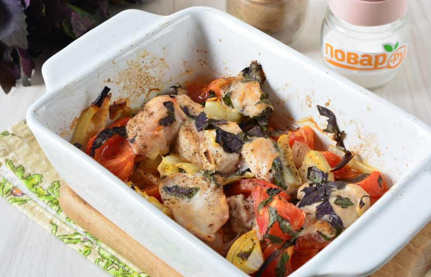 1. Этап. Индейка с базиликом: Запекайте мясо в духовке 25 минут при температуре 200 градусов. Овощи и индейка прекрасно приготовятся и станут сочными. Базилик отдаст свой аромат.