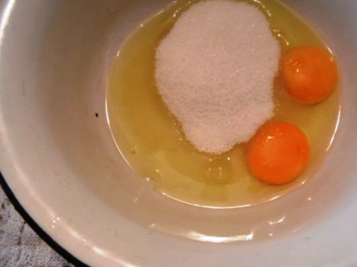 1. Этап. Пирог с вишней на кефире: Взбейте яйца с сахаром.