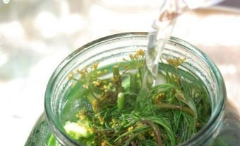 1. Этап. Соленые огурцы холодным способом: В холодной воде растворить соль и сахар, добавить водку. Залить маринад в банку и плотно закрыть пластиковой крышкой.