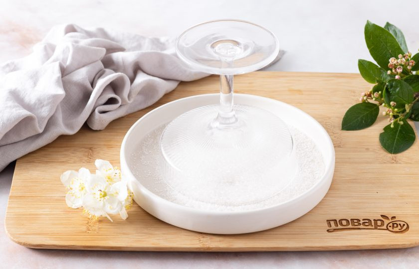 1. Этап. Алкогольный коктейль в блендере: Для сахарного ободка смажьте края бокала соком лайма и окуните в миску с сахаром.