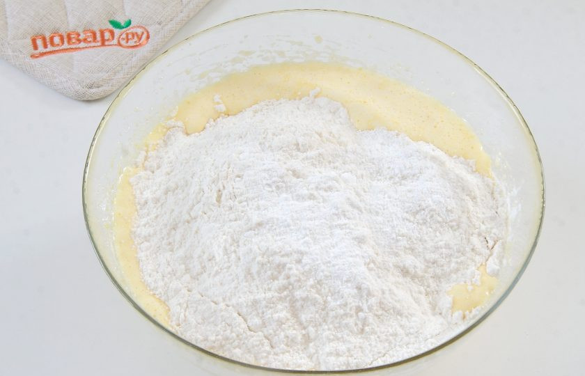 1. Этап. Апельсиновый пирог: 4. Перемешайте и добавьте муку с разрыхлителем.