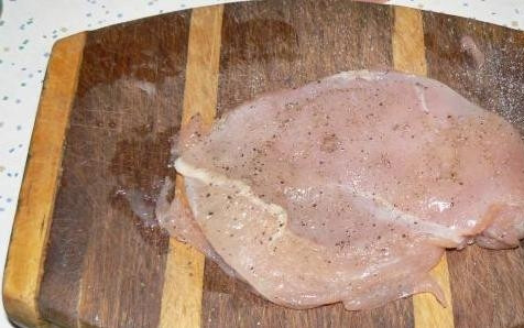 1. Этап. Куриное филе с болгарским перцем: Куриное филе вымыть, обсушить, отбить, посолить, поперчить.