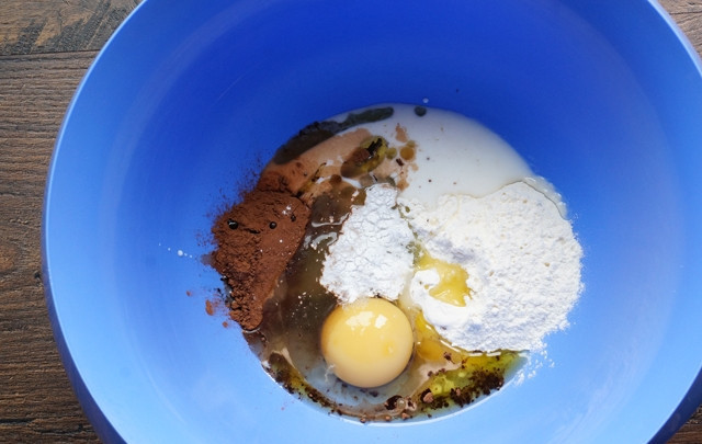 1. Этап. Кекс в микроволновке за 5 минут: Сюда же добавьте молоко и растительное масло.