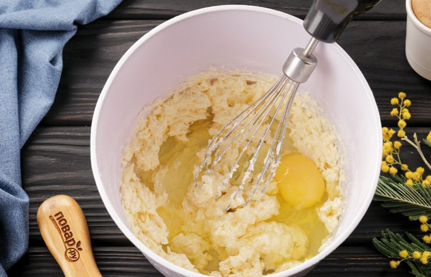 1. Этап. Сочни по ГОСТу: Добавьте в масляную смесь яйцо и яичный белок. Желток оставьте для смазывания сочников.