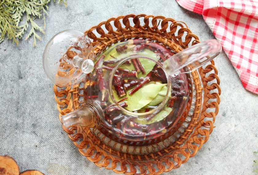 1. Этап. Чай с лимонником: Листики помните, положите в чайник, добавьте сахар, перемешайте, закройте и дайте постоять пять минут. Разливайте чай по чашкам и подавайте.