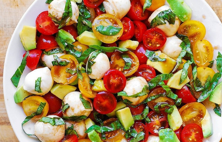 1. Этап. Салат с авокадо и сыром: Сделайте заправку, смешав мёд, масло и бальзамический уксус. Добавьте её к ингредиентам в салатницу.