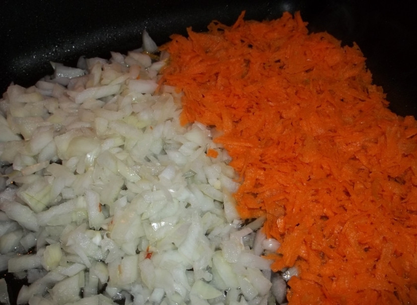 1. Этап. Икра баклажанная по-грузински: Тем временем в другой сковороде обжарить мелко нарезанные лук и морковь. Жарить надо на среднем огне 4-5 минут.