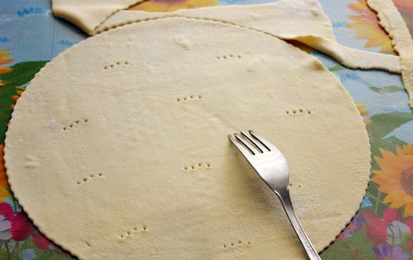 1. Этап. Торт из готового слоеного теста: 3. Сделайте проколы вилкой по всей поверхности теста, выложите его на противень. Выпекайте до насыщенно-золотистого цвета. Кстати, обрезки тоже отправьте в духовку.