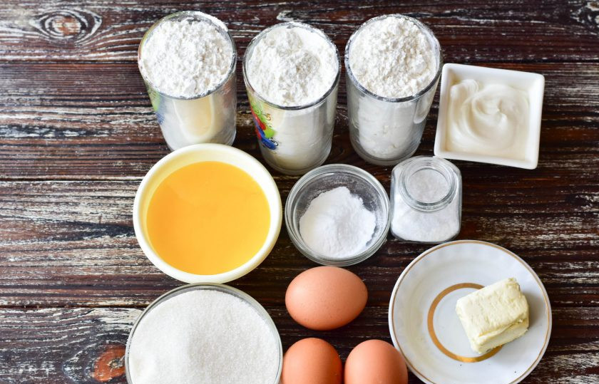 1. Этап. Медовик с орехами: Подготовьте ингредиенты.