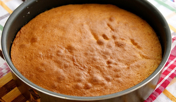 1. Этап. Сливовый пирог перевертыш: 8. Отправляем нашу форму в разогретую до 200 градусов духовку и запекаем сливовый пирог перевертыш в течение 30 минут. Температуру духовки в процессе можно немного уменьшить, чтобы пирог не пригорел.