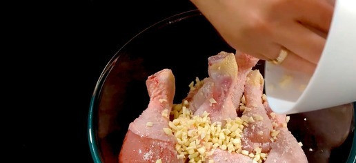 1. Этап. Куриные ножки в панировке: Подготовка курицы: Положите курицу в миску. Мелко нарежьте чеснок и добавьте к курице. Посыпьте щепоткой соли и тщательно перемешайте. Если вам нравятся острые ножки можете добавить черный перец по вкусу.