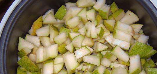 1. Этап. Варенье из груши в мультиварке: 1. Готовить варенье из груши в мультиварке в домашних условиях одно удовольствие! Этот процесс не кропотливый, поэтому можете смело заниматься своими делами, пока ваша мульиварка готовит варенье. Для начала следует подготовить основной ингредиент. Груши следует вымыть и почистить. Я обычно вынимаю сердцевину и нарезаю плод мелкими брусочками.